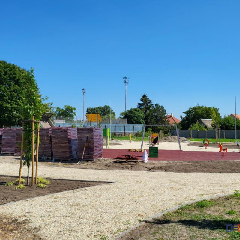 Új játszótér a vásártér mellett, befejeződött az úthálózat kialakítása