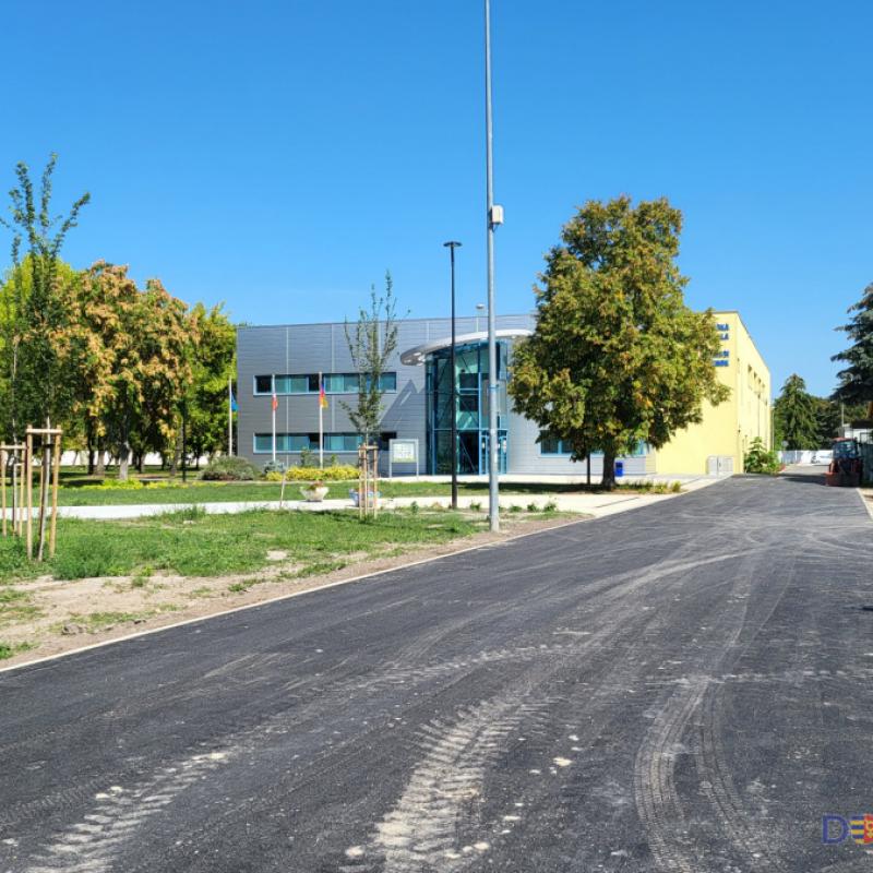 Új játszótér a vásártér mellett, befejeződött az úthálózat kialakítása