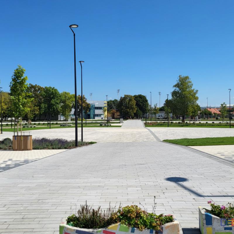 Új játszótér a vásártér mellett, befejeződött az úthálózat kialakítása
