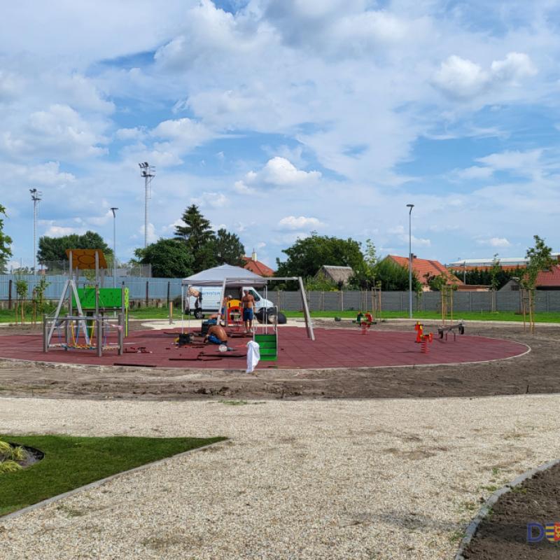 Új játszótér a vásártér mellett, befejeződött az úthálózat kialakítása