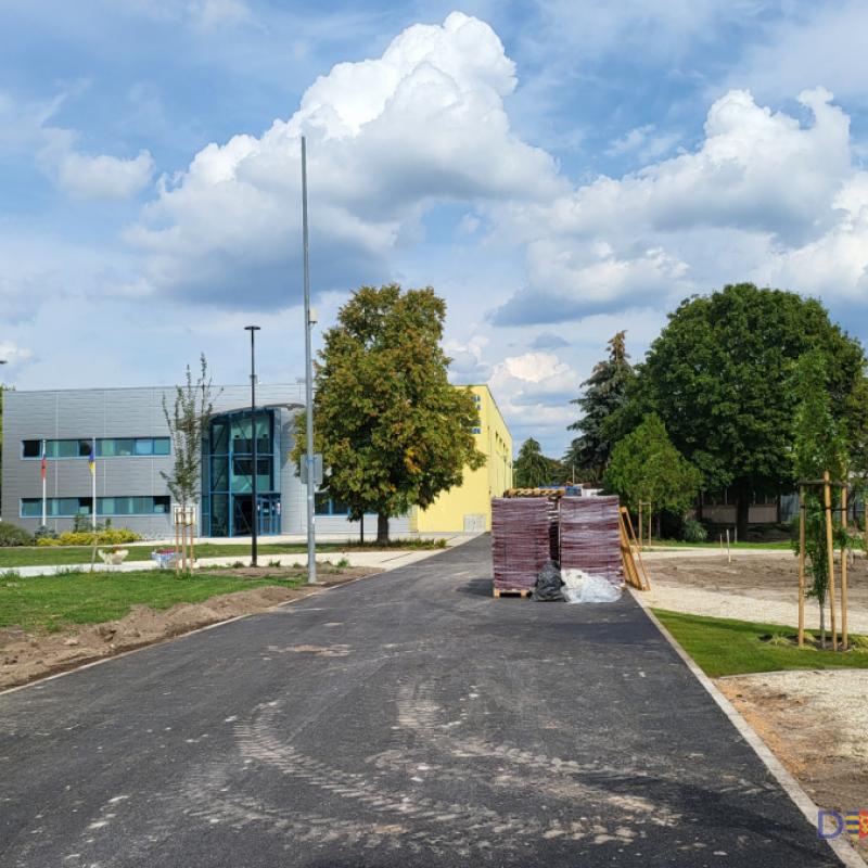 Új játszótér a vásártér mellett, befejeződött az úthálózat kialakítása
