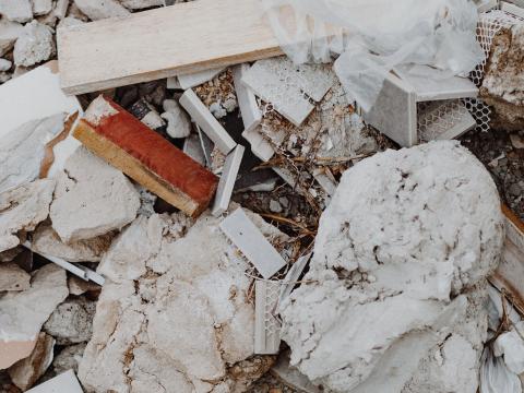 Stavebný odpad patrí na zberný dvor, nie vedľa kontajnerových stanovíšť