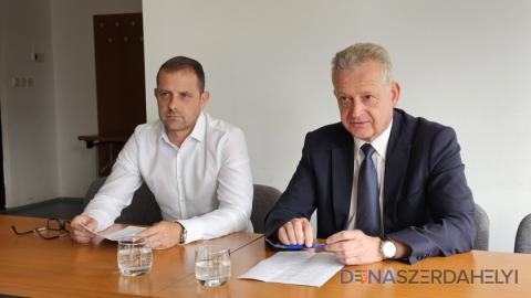 Primátor JUDr. Zoltán Hájos a Bc. Jozef Jany, štatutárny zástupca spoločnosti Municipal Real Estate