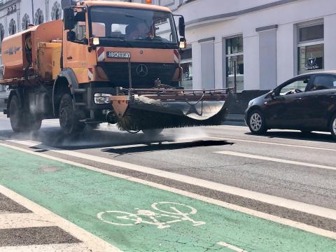 Folyamatos a város útjainak és zöldterületeinek locsolása a kánikulában