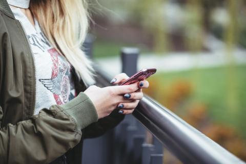 indexkep, telefonján dolgozó lány