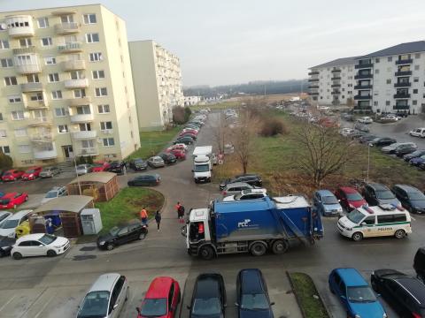 A kukaketreceknél parkoló autók akadályozzák a hulladék elszállítását