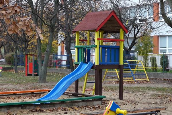 Na dvore mestských materských škôl pribudli nové hracie prvky