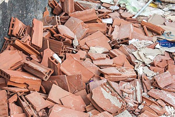 Szeptembertől 500 kilogramm alatt elszállítják az építési törmeléket a háztartásoktól