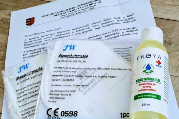 Seniorom nad 65 rokov doručia respirátory a  dezinfekčné prostriedky