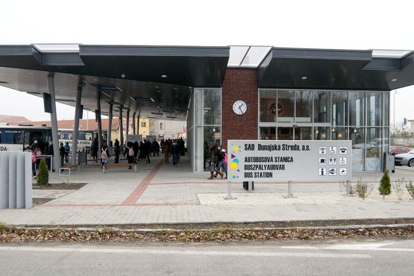 Modern autóbuszpályaudvar Dunaszerdahelyen