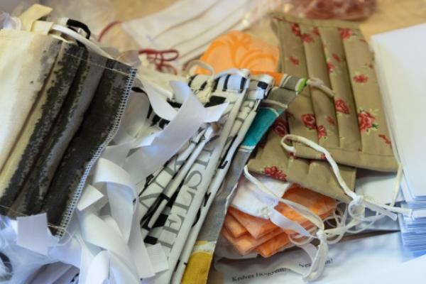  Az önkéntesek elegendő mennyiségű szájmaszkot készítettek, ezért a Város a polgárok további csoportjai számára is segítséget tud nyújtani