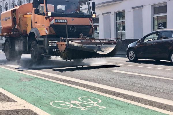 Folyamatos a város útjainak és zöldterületeinek locsolása a kánikulában