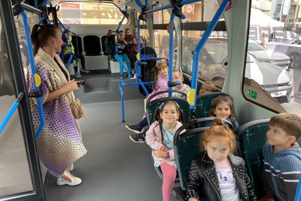 A gyerekek a buszon ülnek