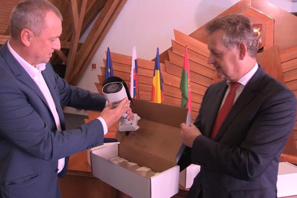 Dunaszerdahely önkormányzata térfigyelő kamerákat ajándékozott a testvérváros Beregszásznak