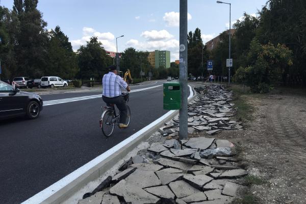 Kruhový objazd je otvorený, pokračuje výstavba chodníkov