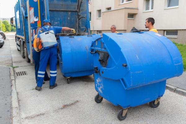 Zajlik a hulladéktároló konténerek fertőtlenítése
