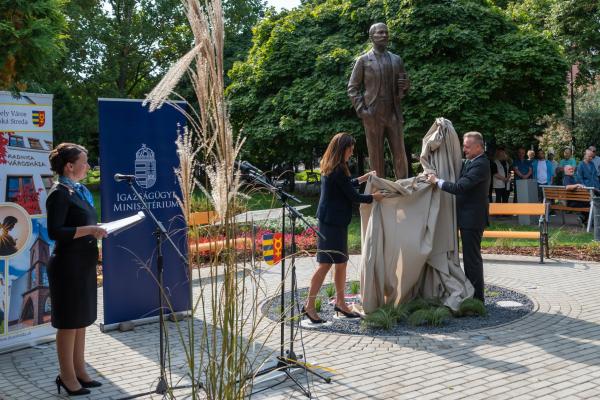 Szobrot kapott Dunaszerdahelyen Szladits Károly egykori jogász