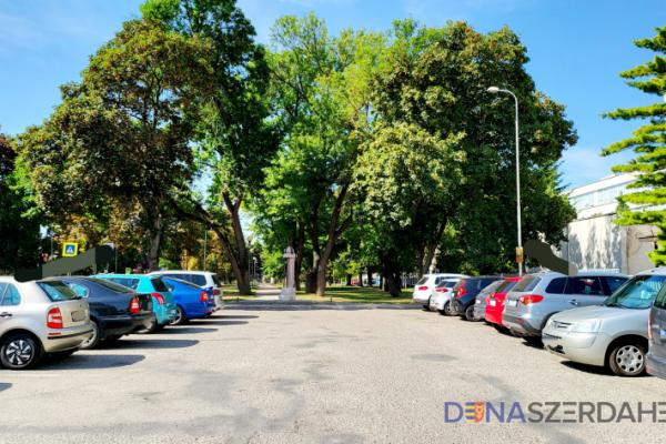 Péntek délután lezárják a Szent István téri parkoló felét