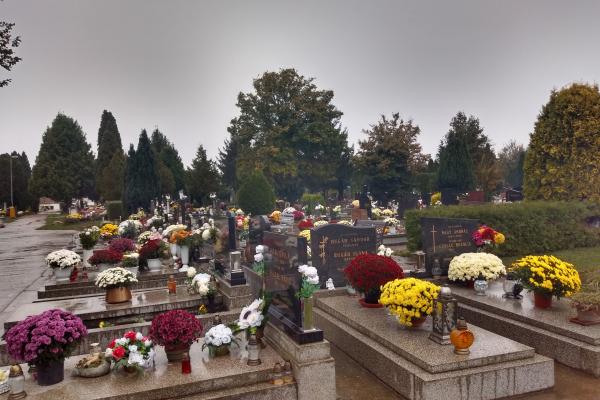 V týždni Sviatku všetkých svätých zmena otváracej doby cintorínov