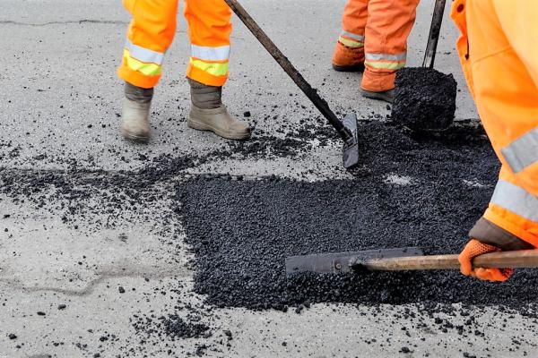 Po miernejšej zime treba odstrániť menej výtlkov