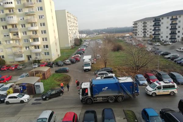 Zaparkované autá pri kontajneroch blokujú odvoz odpadu