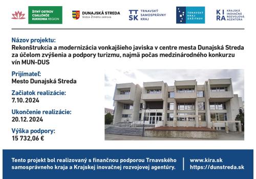 Informačná tabuľa k projektu "Rekonštrukcia a modernizácia vonkajšieho javiska v centre mesta Dunajská Streda za účelom zvýšenia a podpory turizmu, najmä počas medzinárodného konkurzu vín MUN-DUS"